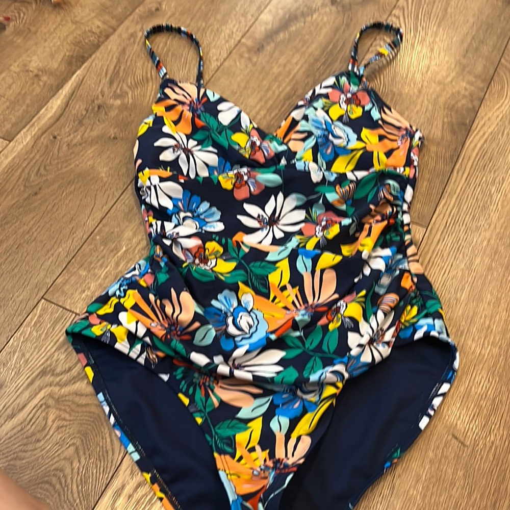 Ellen Tracy size 8 swimsuit